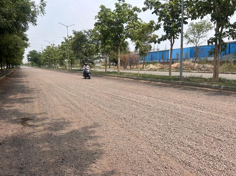 आईएमटी क्षेत्र में टूटी सड़क से गुजरते वाहन। संवाद