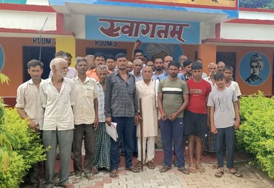 बिसौली में सरप्लस, मर्जर नीति के विरोध में प्रदर्शन करते शिक्षक। संवाद