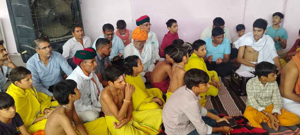 चित्तौड़गढ़ जिले के मुंगाना महंत के देवलोकगमन पर पहुंचे श्रद्धालु। चित्तौड़गढ़ जिले के मुंगाना महंत के देवलोकगमन पर पहुंचे श्रद्धालु।