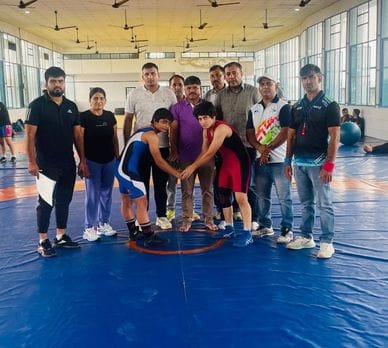 फोटो 23: सोनीपत के खरखौदा में आयोजित भारोत्तोलन स्पर्धा के ट्रायल से पहले रिबन काटते द्रोणाचार् फोटो 23: सोनीपत के खरखौदा में आयोजित भारोत्तोलन स्पर्धा के ट्रायल से पहले रिबन काटते द्रोणाचार्