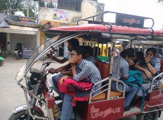 ई-रिक्शा में स्कूल के बच्चों को ले जाते हुए। संवाद ई-रिक्शा में स्कूल के बच्चों को ले जाते हुए। संवाद
