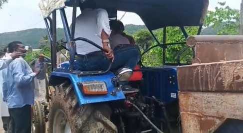 कुबरी में ट्रैक्टर से रेत खाली कर भागते अरोपी