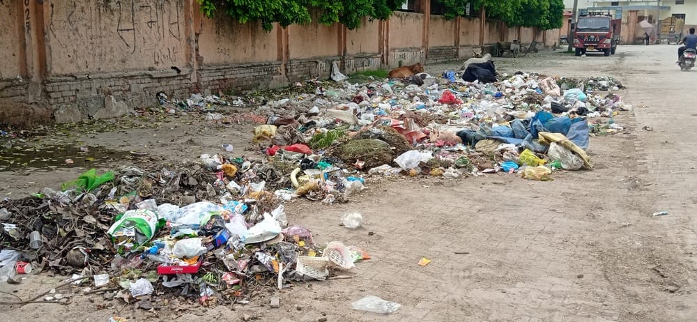 कुरुक्षेत्र। अग्निशमन केंद्र के पीछे  खड़े कूडे से भरे टिपर। संवाद