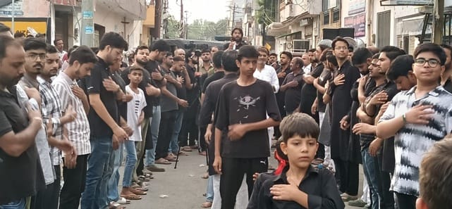 मेरठ..कंवलजीत..राम बाग कालोनी स्थित सैयद बाकिर जै़दी के अज़ाखाने से अलम-ए-मुबारक हजरत अब्बास, या मेरठ..कंवलजीत..राम बाग कालोनी स्थित सैयद बाकिर जै़दी के अज़ाखाने से अलम-ए-मुबारक हजरत अब्बास, या
