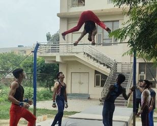 रोहतक छोटूराम स्टेडियम में राज्य स्तरीय खेल महाकुंभ के लिए जिम्नास्टिक का ट्रायल देने से पूर्व 