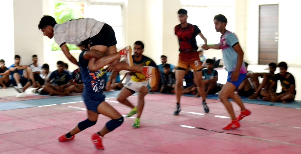 10.. ... .. .. ... कर्ण स्टेडियम में शुक्रवार को खेल महाकुंभ के लिए खिलड़ियों का चयन लिया गया। 10.. ... .. .. ... कर्ण स्टेडियम में शुक्रवार को खेल महाकुंभ के लिए खिलड़ियों का चयन लिया गया।
