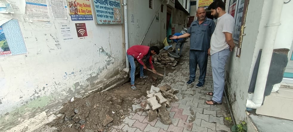 अमर उजाला में प्रकाशित टाइल उखडऩे की खबर। संवाद