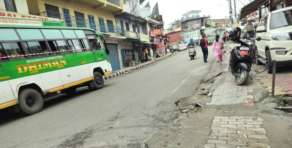 भोटा चौक हमीरपुर पर टूटा फुटपाथ का हिस्सा।संवाद