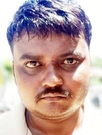 इफको किसान सेवा केंद्र खुटार पर यूरिया लेने के लिए खड़े किसान। संवाद इफको किसान सेवा केंद्र खुटार पर यूरिया लेने के लिए खड़े किसान। संवाद
