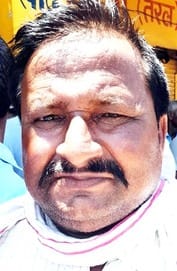 इफको किसान सेवा केंद्र खुटार पर यूरिया लेने के लिए खड़े किसान। संवाद इफको किसान सेवा केंद्र खुटार पर यूरिया लेने के लिए खड़े किसान। संवाद