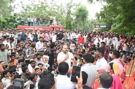 करणी सैनिकों और पुलिस के बीच हुई झुमाझटकी