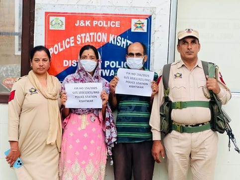 किश्तवाड़ पुलिस की हिरासत में आरोपी पति व पत्नी।