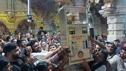 मनोकामना पूरी होने पर भगवान सांवलिया सेठ को चांदी से निर्मित पेट्रोल पंप चढ़ाया।