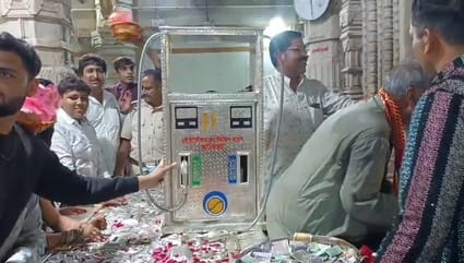 मनोकामना पूरी होने पर भगवान सांवलिया सेठ को चांदी से निर्मित पेट्रोल पंप चढ़ाया।