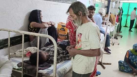 मरीज का झाड़फूंक करता तांत्रिक(फोटो:अमर उजाला)