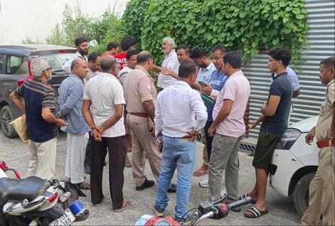 नजीबाबाद में रिवाल्वर लेकर कुत्ते को गोली मारने जाता रिटायर्ड अभियंता। स्रोत वीडियो ग्रैब नजीबाबाद में रिवाल्वर लेकर कुत्ते को गोली मारने जाता रिटायर्ड अभियंता। स्रोत वीडियो ग्रैब