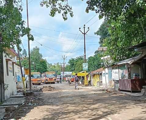 रोडवेज बस अड्डा मार्ग पर लकड़ी मंडी के सामने गड्ढे में भरी गई मिट्टी  संवाद