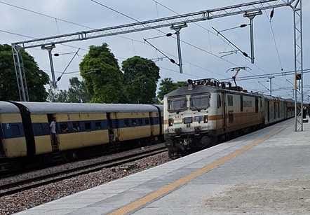 रेलवे ट्रैक के किनारे सेही जानवर द्वारा किए गए गड्ढे। संवाद रेलवे ट्रैक के किनारे सेही जानवर द्वारा किए गए गड्ढे। संवाद