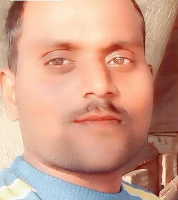 रुपईडीहा में सड़क हादसे में युवक की मौत के बाद जांच करती पुलिस व जमा लोग।