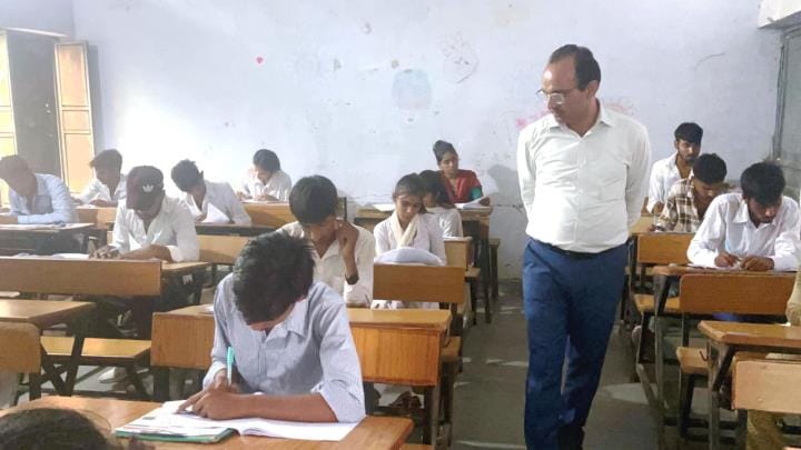 रटीओ कार्यालय में जांच करते पुलिसकर्मी व अन्य। रटीओ कार्यालय में जांच करते पुलिसकर्मी व अन्य।