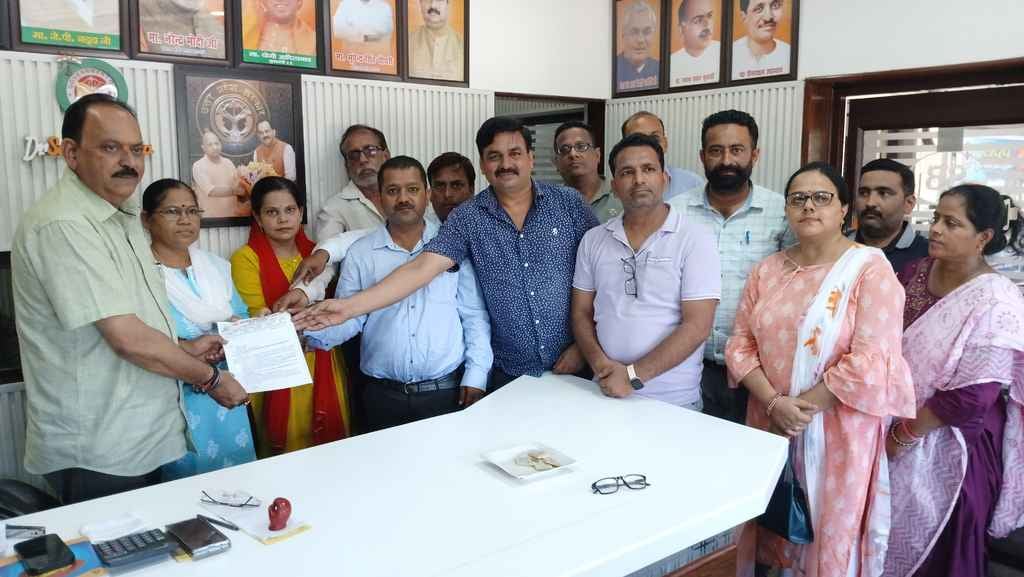 शाहजहांपुर में विधायक चेतराम को ज्ञापन देते पदाधिकारी। स्रोत: संगठन