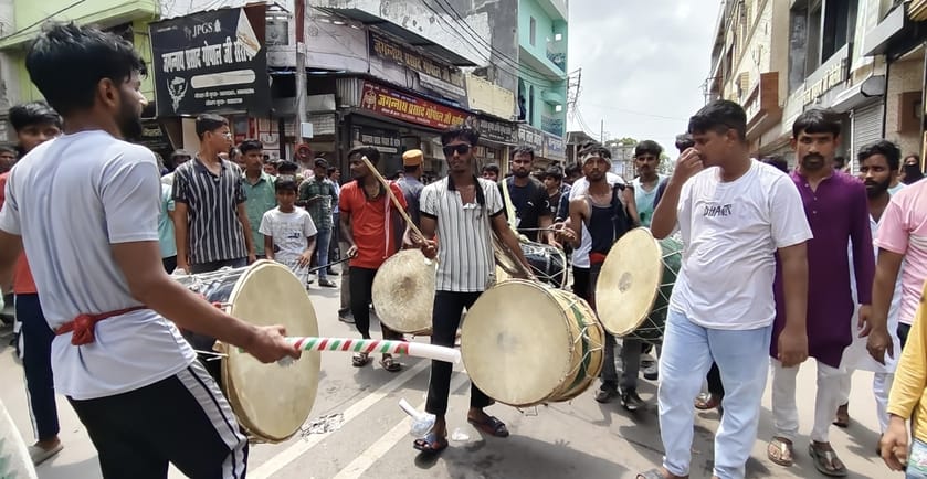शहर में निकले मोहर्रम की आठवीं के जुलूस में मौजूद भीड़। संवाद शहर में निकले मोहर्रम की आठवीं के जुलूस में मौजूद भीड़। संवाद