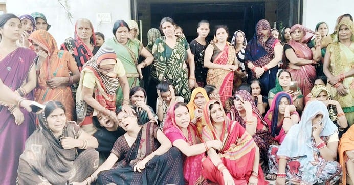 शव पहुंचने के बाद अपूर्व के नाना राजकुमार के घर के बाहर लगी भीड़। संवाद
