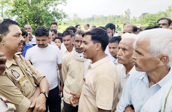 शव पहुंचने के बाद अपूर्व के नाना राजकुमार के घर के बाहर लगी भीड़। संवाद