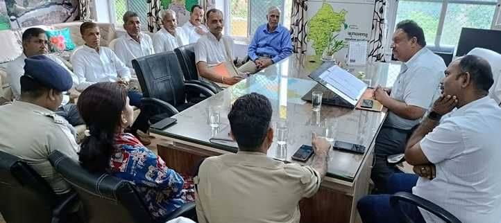 वार्ता के दौरान प्रशासनिक अधिकारी व विधायक सुरेंद्र सिंह राठौड़ एवं हिंदू संगठनों व व्यापार मंड