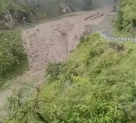 चंबा के चुराह में बादल फटने के  बाद आई बाढ़ के चलते के चलते क्षतिग्रस्त नकरोड़-चांजू मार्ग पर ब