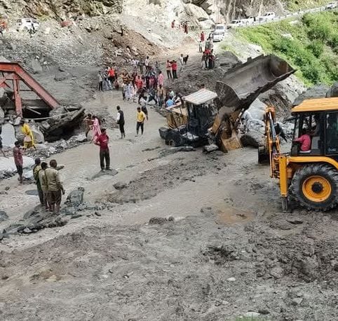 चंबा के चुराह में बादल फटने के  बाद आई बाढ़ के चलते के चलते क्षतिग्रस्त नकरोड़-चांजू मार्ग पर ब