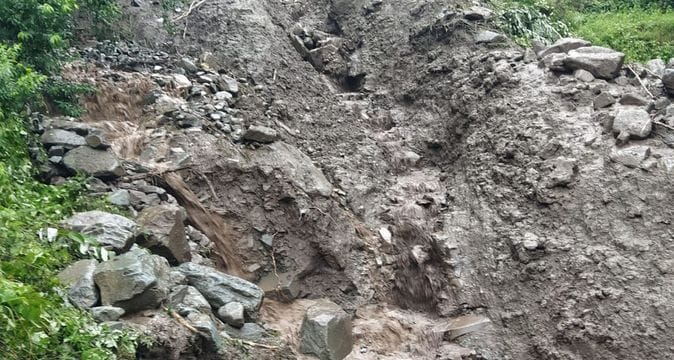 चंबा के चुराह में बादल फटने के  बाद आई बाढ़ के चलते के चलते क्षतिग्रस्त नकरोड़-चांजू मार्ग पर ब