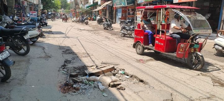 फोटो 11- सोनीपत के सेक्टर-23 में उखड़ी सड़क पर फैली बजरी। संवाद फोटो 11- सोनीपत के सेक्टर-23 में उखड़ी सड़क पर फैली बजरी। संवाद