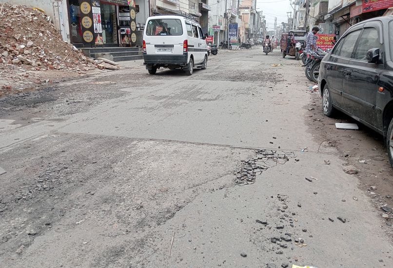 फोटो 11- सोनीपत के सेक्टर-23 में उखड़ी सड़क पर फैली बजरी। संवाद फोटो 11- सोनीपत के सेक्टर-23 में उखड़ी सड़क पर फैली बजरी। संवाद