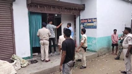 घटनास्थल पर जुटी लोगों की भीड़