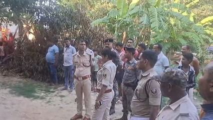 घटनास्थल पर पुलिस जांच पड़ताल करती हुई