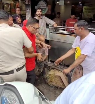54.... नगर निगम कर्मचारी के साथ झड़प करते दुकानदार संवाद