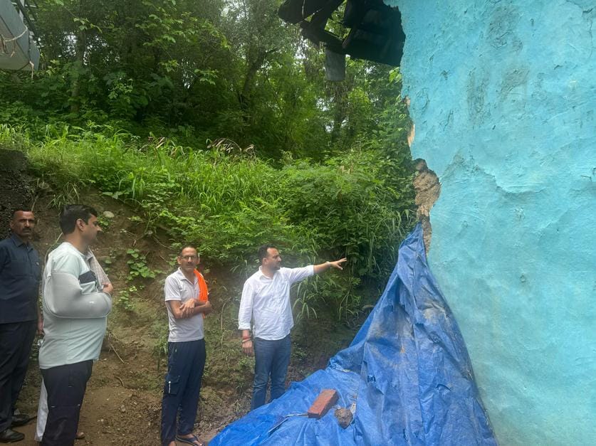 फोरलेन निर्माण के चलते नादाैन के वार्ड नंबर एक में घरों और जमीन में पानी घुसने पर रोष व्यक्त क फोरलेन निर्माण के चलते नादाैन के वार्ड नंबर एक में घरों और जमीन में पानी घुसने पर रोष व्यक्त क