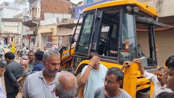 फोटो संख्या:67-- भगवान  परशुराम चौक पर पुलिस कर्मचारियों को जानकारी देता दुकानदार--स्रोत शहरवास