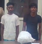 खुटार के गांव गढ़िया सरेली में कोटेदार के घर चोरी के बाद साक्ष्य एकत्र करता फील्ड यूनिट का जवान। खुटार के गांव गढ़िया सरेली में कोटेदार के घर चोरी के बाद साक्ष्य एकत्र करता फील्ड यूनिट का जवान।