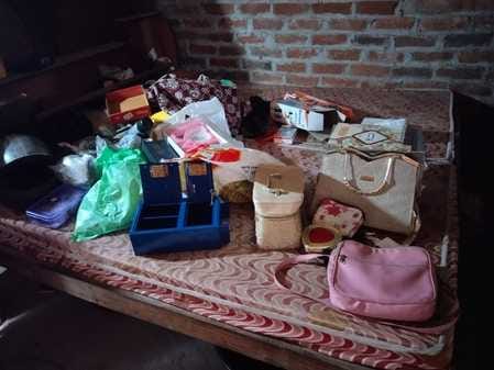 खुटार के गांव गढ़िया सरेली में कोटेदार के घर चोरी के बाद साक्ष्य एकत्र करता फील्ड यूनिट का जवान। खुटार के गांव गढ़िया सरेली में कोटेदार के घर चोरी के बाद साक्ष्य एकत्र करता फील्ड यूनिट का जवान।