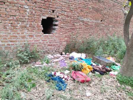 खुटार के गांव गढ़िया सरेली में कोटेदार के घर चोरी के बाद साक्ष्य एकत्र करता फील्ड यूनिट का जवान। खुटार के गांव गढ़िया सरेली में कोटेदार के घर चोरी के बाद साक्ष्य एकत्र करता फील्ड यूनिट का जवान।