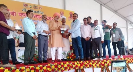 लाडवा। फल उत्सव के दौरान पौध रोपण करते कृषि मंत्री श्याम सिंह राणा। संवाद लाडवा। फल उत्सव के दौरान पौध रोपण करते कृषि मंत्री श्याम सिंह राणा। संवाद