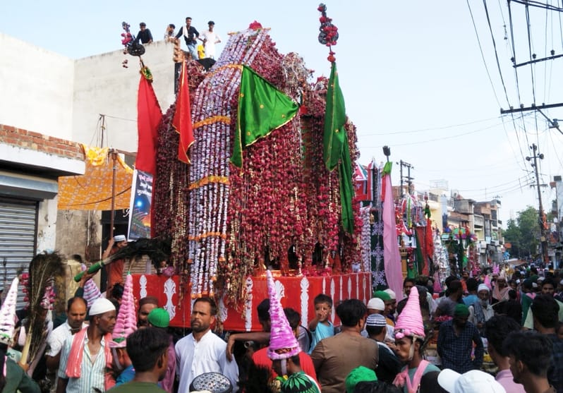मोहल्ला चमकनी करबला स्थित कर्बला में ताजिया दफन करते ताजियेदार। संवाद मोहल्ला चमकनी करबला स्थित कर्बला में ताजिया दफन करते ताजियेदार। संवाद