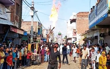 मोहल्ला चमकनी करबला स्थित कर्बला में ताजिया दफन करते ताजियेदार। संवाद मोहल्ला चमकनी करबला स्थित कर्बला में ताजिया दफन करते ताजियेदार। संवाद