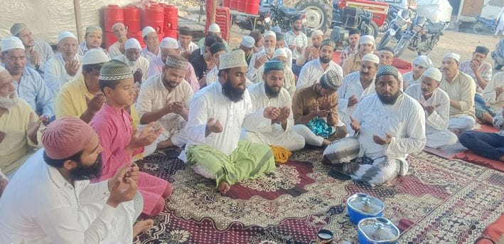 मोहल्ला चमकनी करबला स्थित कर्बला में ताजिया दफन करते ताजियेदार। संवाद मोहल्ला चमकनी करबला स्थित कर्बला में ताजिया दफन करते ताजियेदार। संवाद