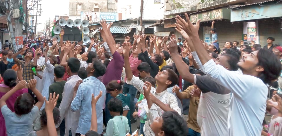 मोहल्ला चमकनी करबला स्थित कर्बला में ताजिया दफन करते ताजियेदार। संवाद मोहल्ला चमकनी करबला स्थित कर्बला में ताजिया दफन करते ताजियेदार। संवाद