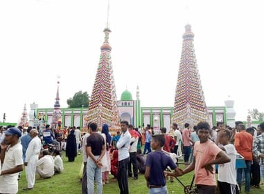 मोहल्ला चमकनी करबला स्थित कर्बला में ताजिया दफन करते ताजियेदार। संवाद मोहल्ला चमकनी करबला स्थित कर्बला में ताजिया दफन करते ताजियेदार। संवाद