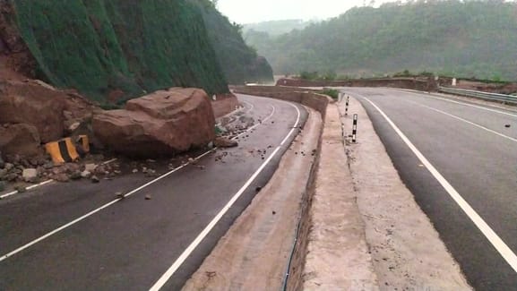 Rocks Fell On The Four Lane Near Ranital, - Kangra News - Kangra News ...
