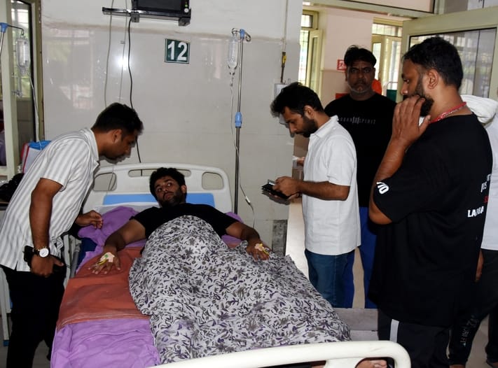 नानौता में मोहर्रम के जुलूस के बाद फूड प्वाइजनिंग का शिकार जिला अस्पताल में भर्ती युवती। नानौता में मोहर्रम के जुलूस के बाद फूड प्वाइजनिंग का शिकार जिला अस्पताल में भर्ती युवती।